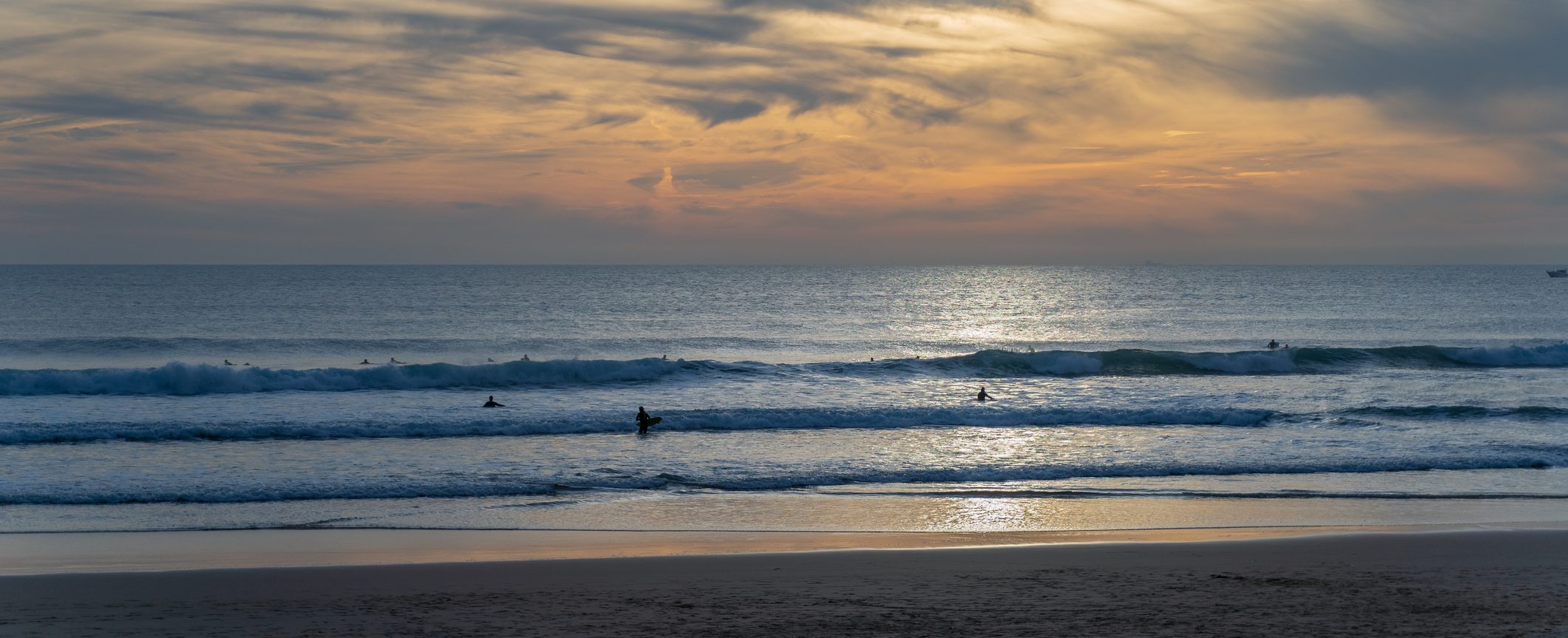 Surfing-in-Carcavelos-beach-Lisbon-Area