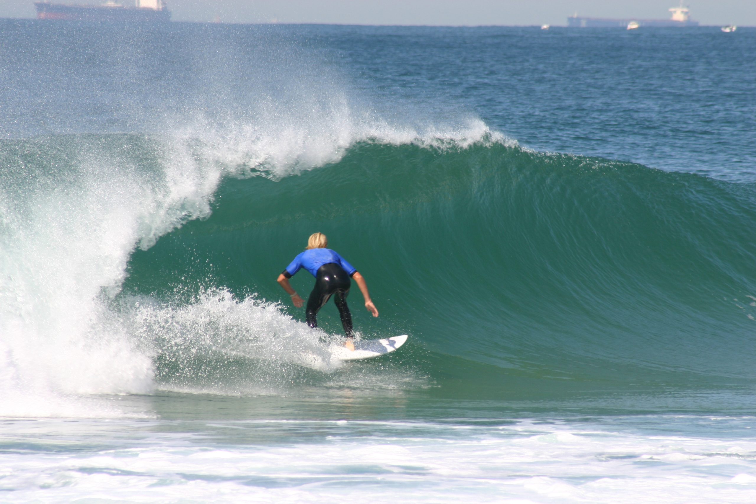 Excellent-Peak-Surfing-Waves-in-Carcavelos