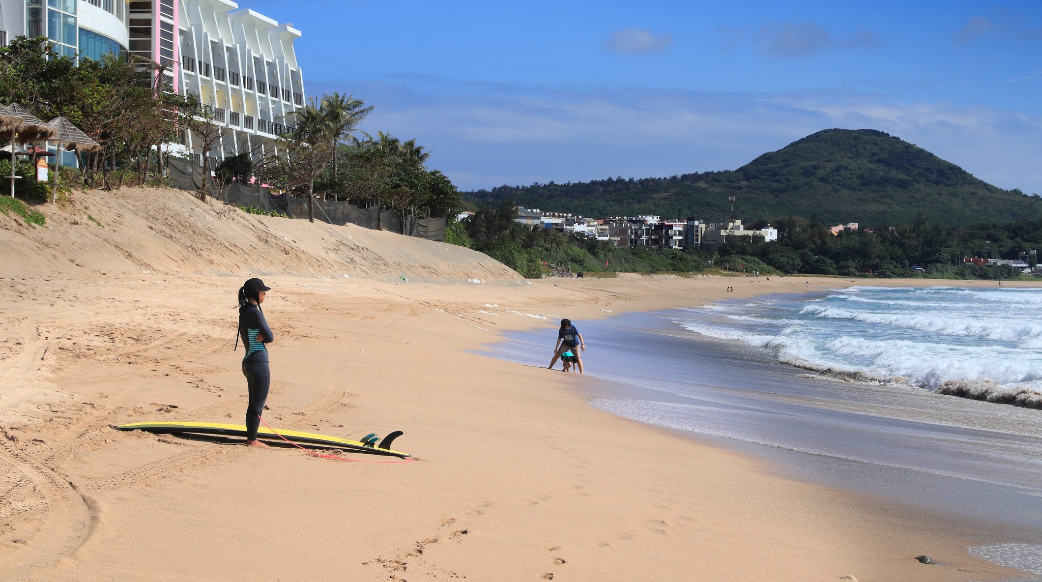Female-Surfer-Reviews-the-Surf-of-the-day