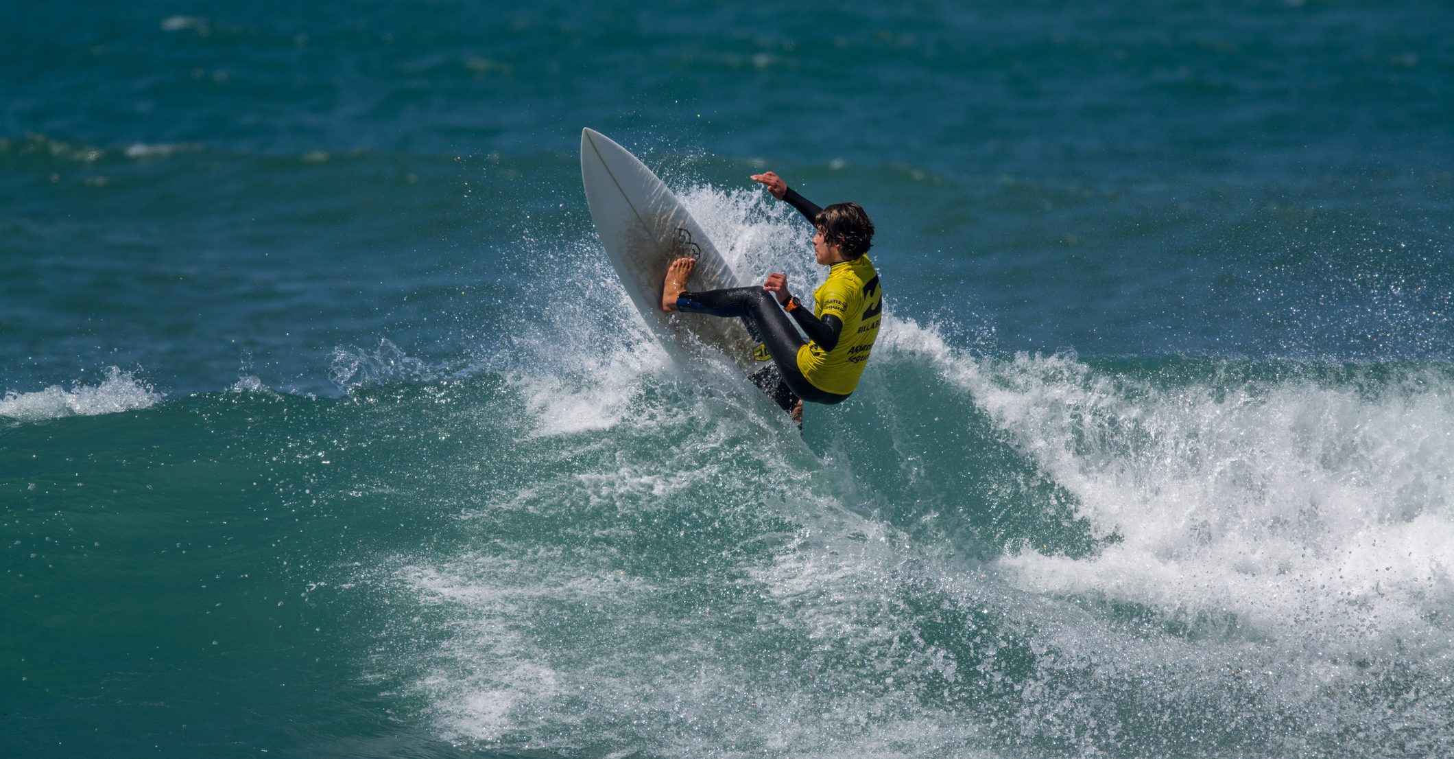 Off-the-lip-surfing-in-Ericeira
