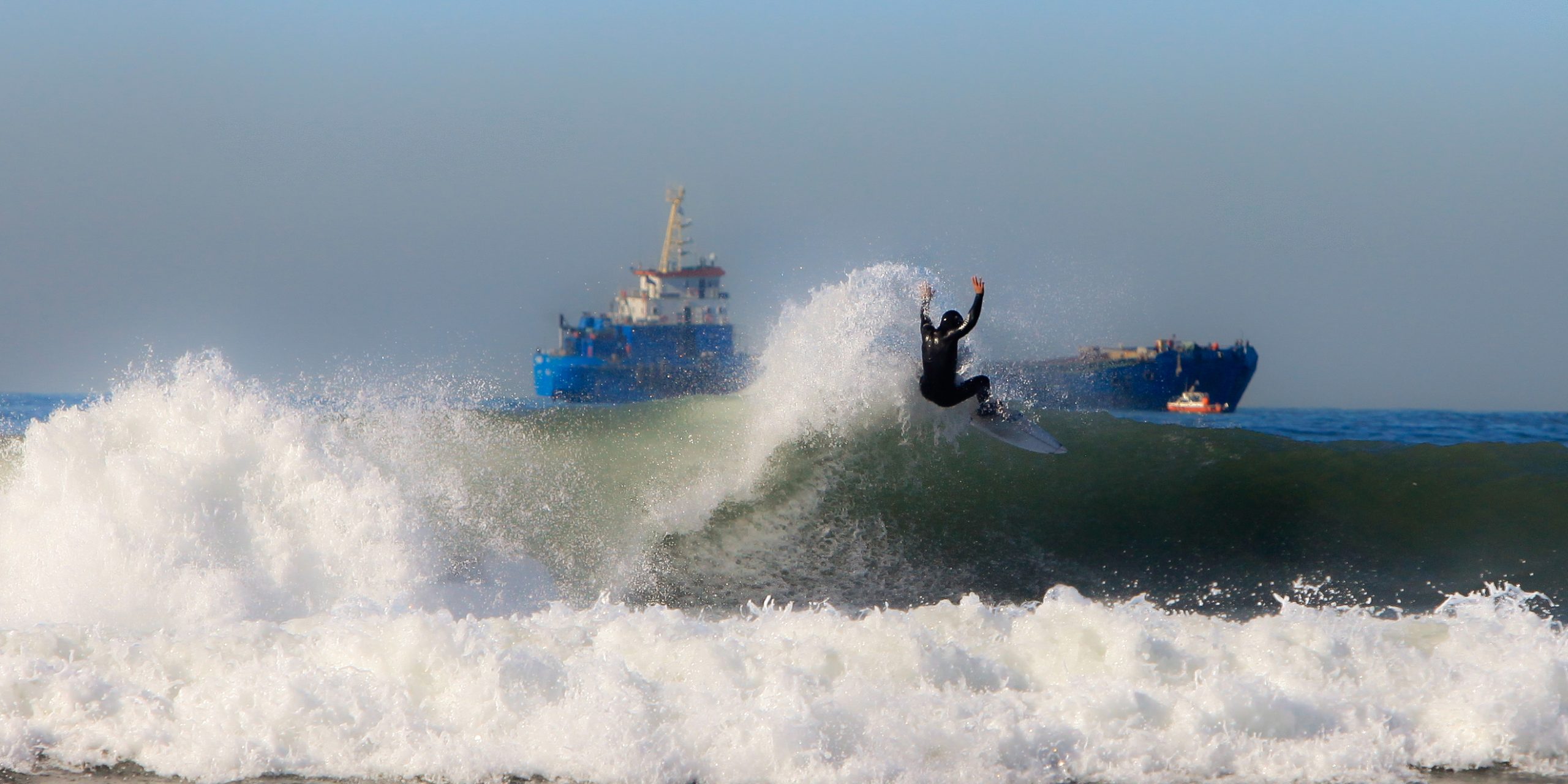 Off-the-lip-surfing-in-Matosinhos