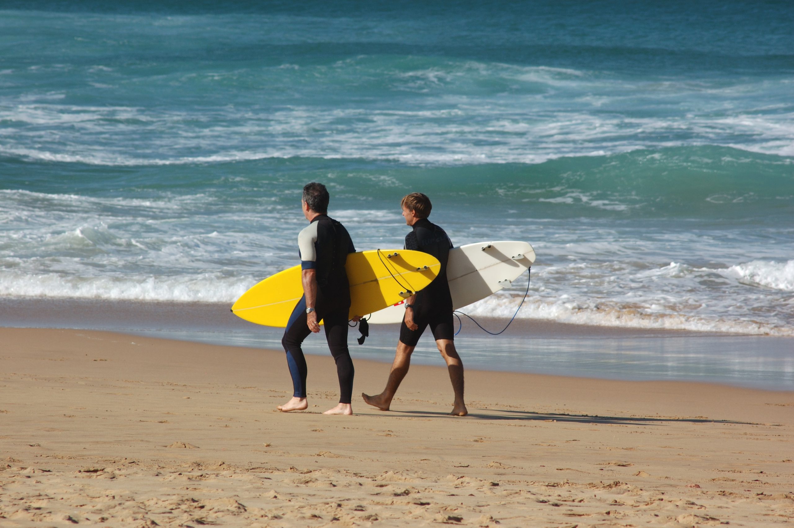 Surfers-checking-the-surf-in-the-Azores