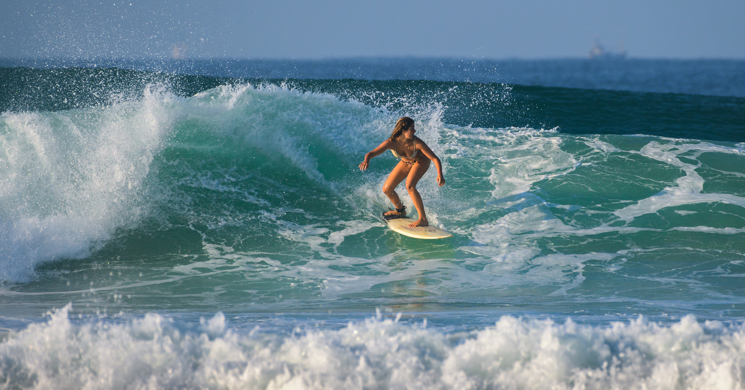 Surfing-a-nice-wave-in-Hikkaduwa