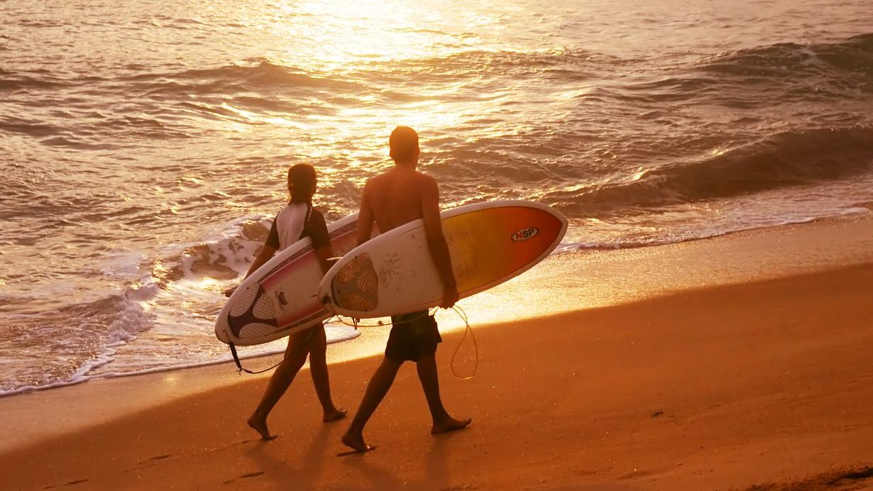 Walking-Surfers-in-Hikkaduwa