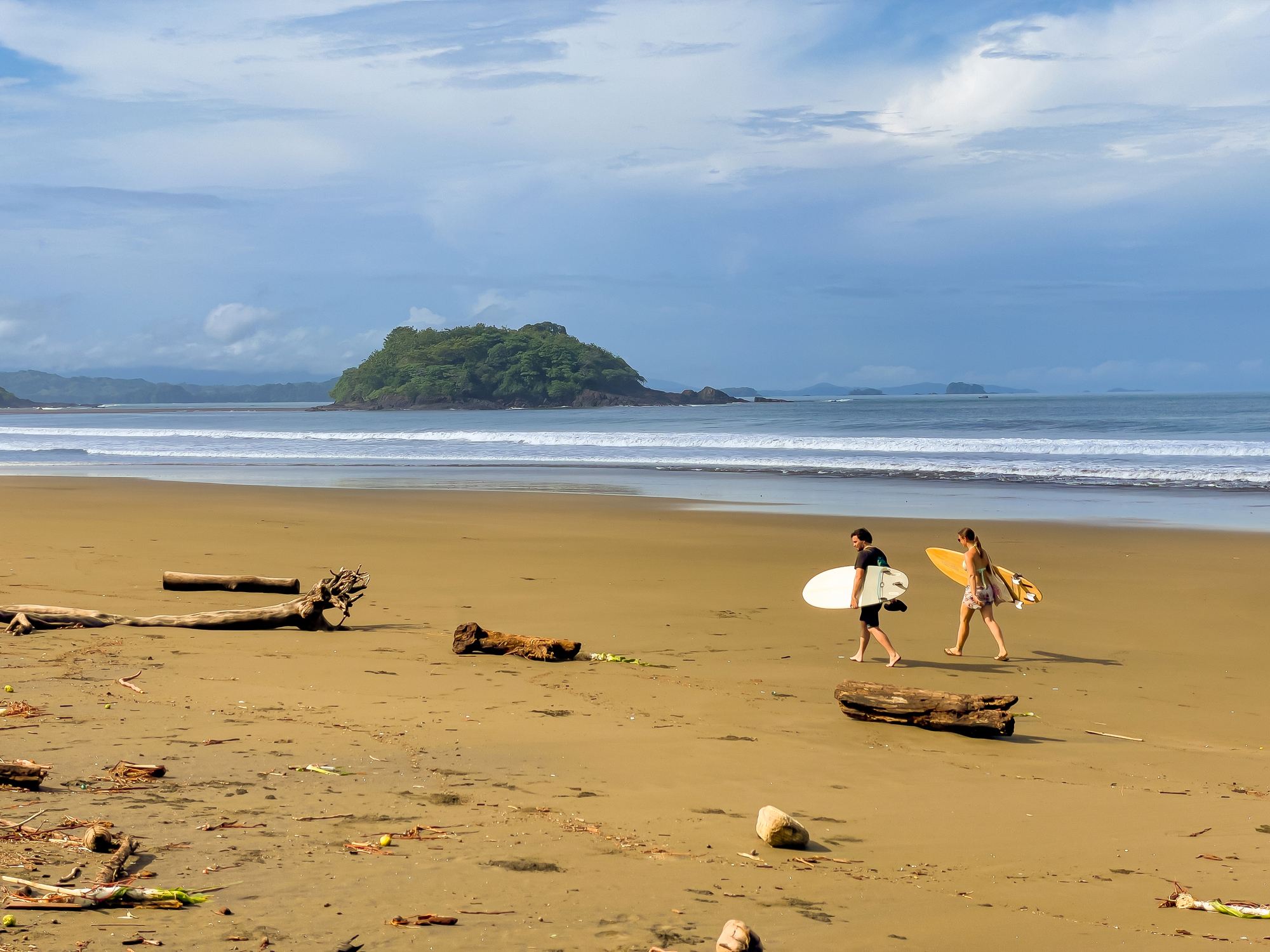 Surfers-walk-along-the-beach-in-Panama